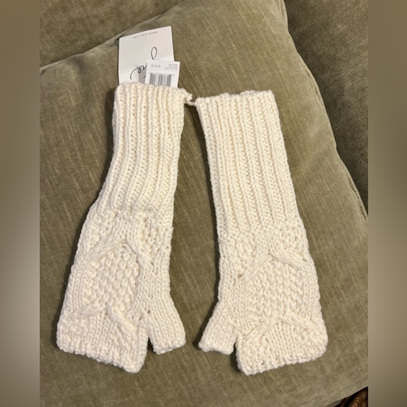 JOIE Fingerless gloves. Porcelain color. - Picture 2 of 6